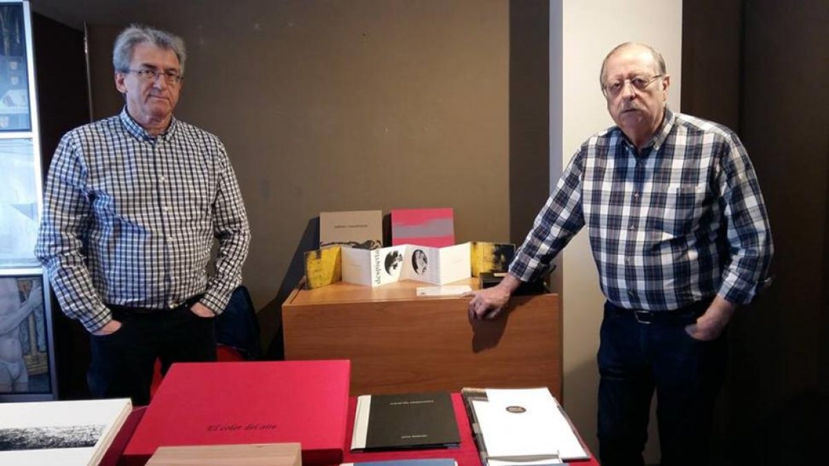 Javier Redondo y Armando Arenillas junto a algunas de sus publicaciones.-J. R.