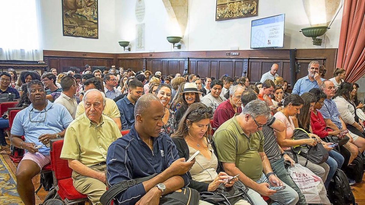 Alumnos extranjeros de la Universidad de Salamanca, en la inauguración de los cursos.-ICAL