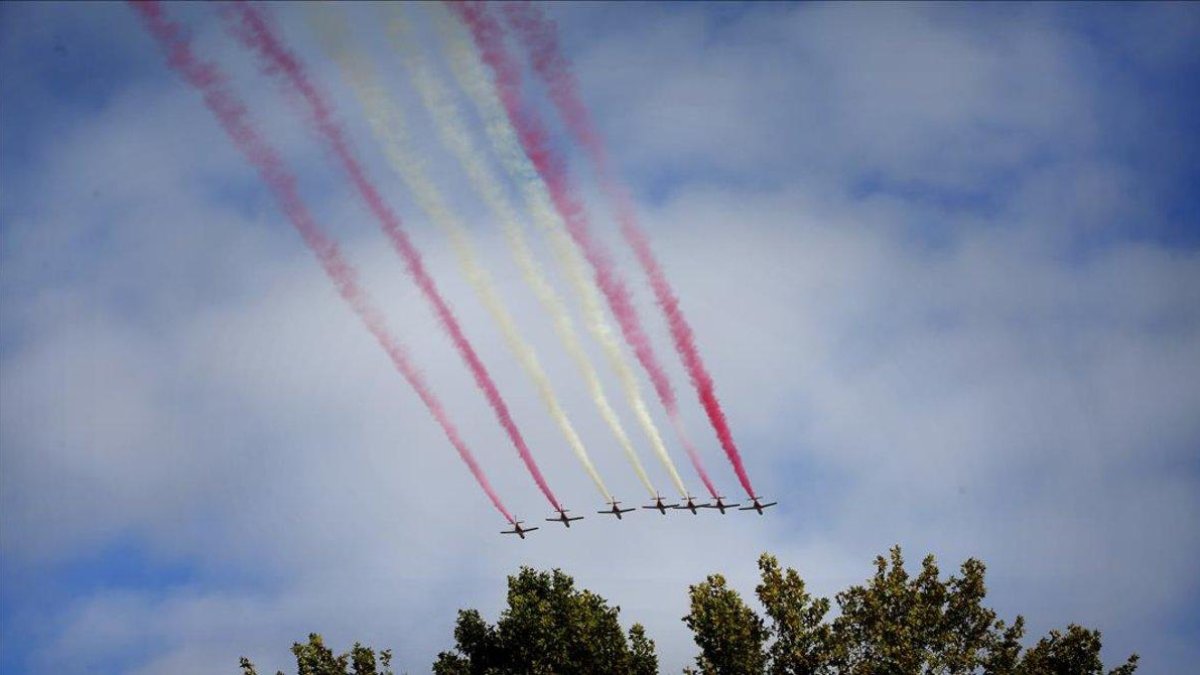 Desfile aéreo durante el 12 de octubre de 2015.-JOSE LUIS ROCA