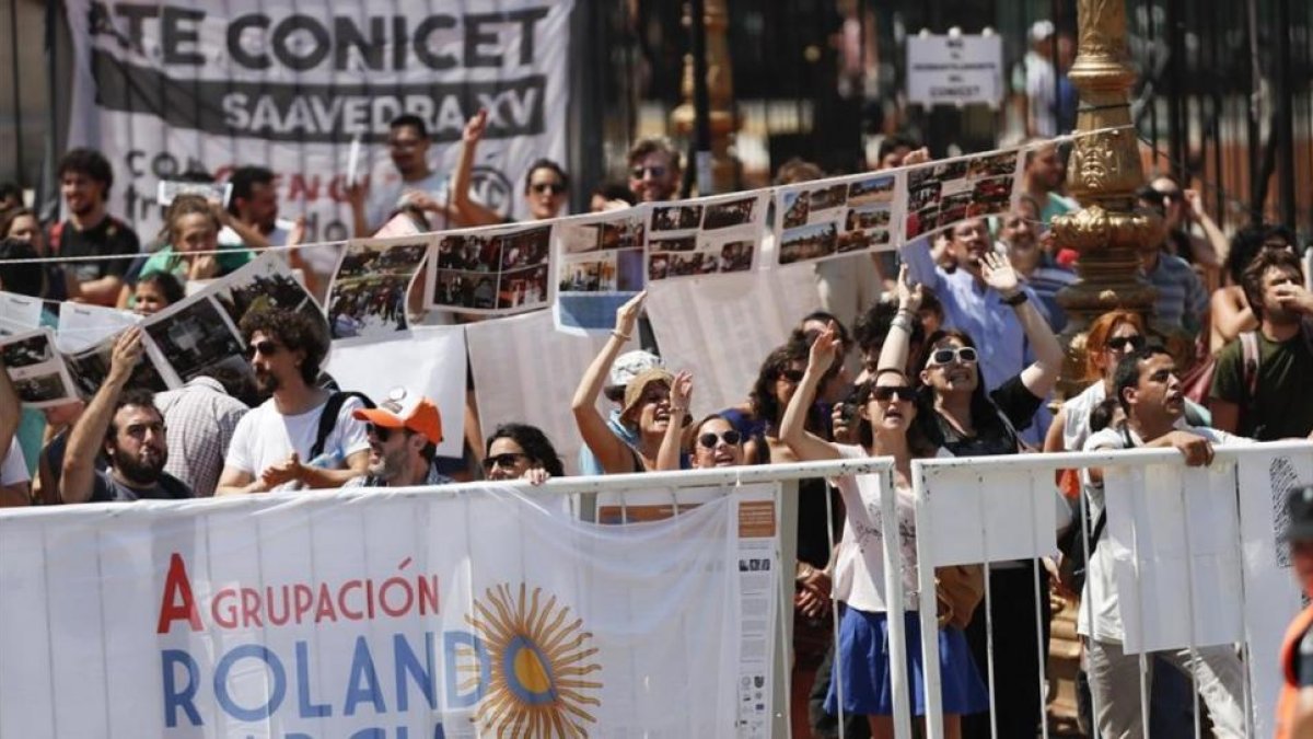 Un grupo de personas protestan contra Macri, en el exterior del Congreso, durante la inauguración del período de sesiones ordinarias, el 1 de marzo, en Buenos Aires.-DAVID FERNÁNDEZ