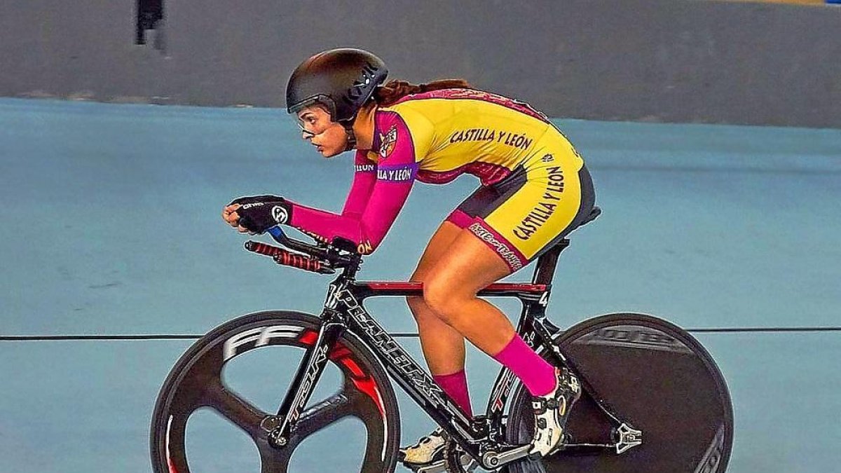 La campeona de España cadete, Jimena de Roa, durante una de las pruebas del Campeonato de España pista celebrado en Tafalla (Navarra).-EL MUNDO