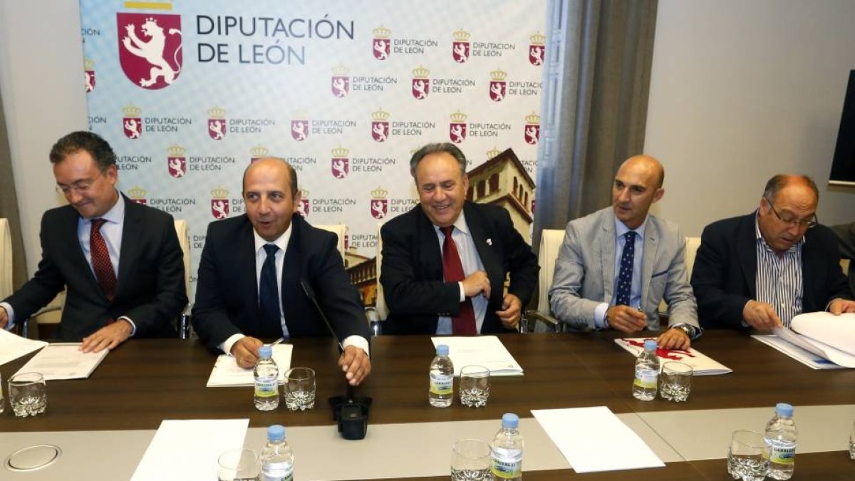 El presidente de la Diputación de León, Juan Martínez Majo, se reúne con los Grupos de Acción Local y los municipios que participarán en la próxima edición de Intur.-ICAL