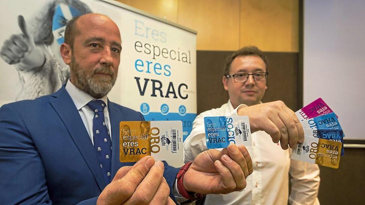 Valentín Gamazo y Lledó muestran ayer los nuevos carnets del VRAC para esta temporada.-MIGUEL ÁNGEL SANTOS