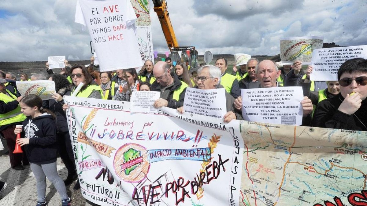 Imagen de una protesta de miembros de la plataforma ‘Bureba es futuro’ contra el trazado del AVE a Vitoria.-ISRAEL L. MURILLO