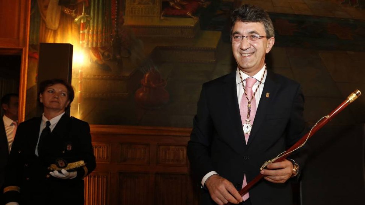 El nuevo presidente de la Diputación de León, Juan Martínez Majo tras el acto de constitución de la nueva corporación provincial.-ICAL