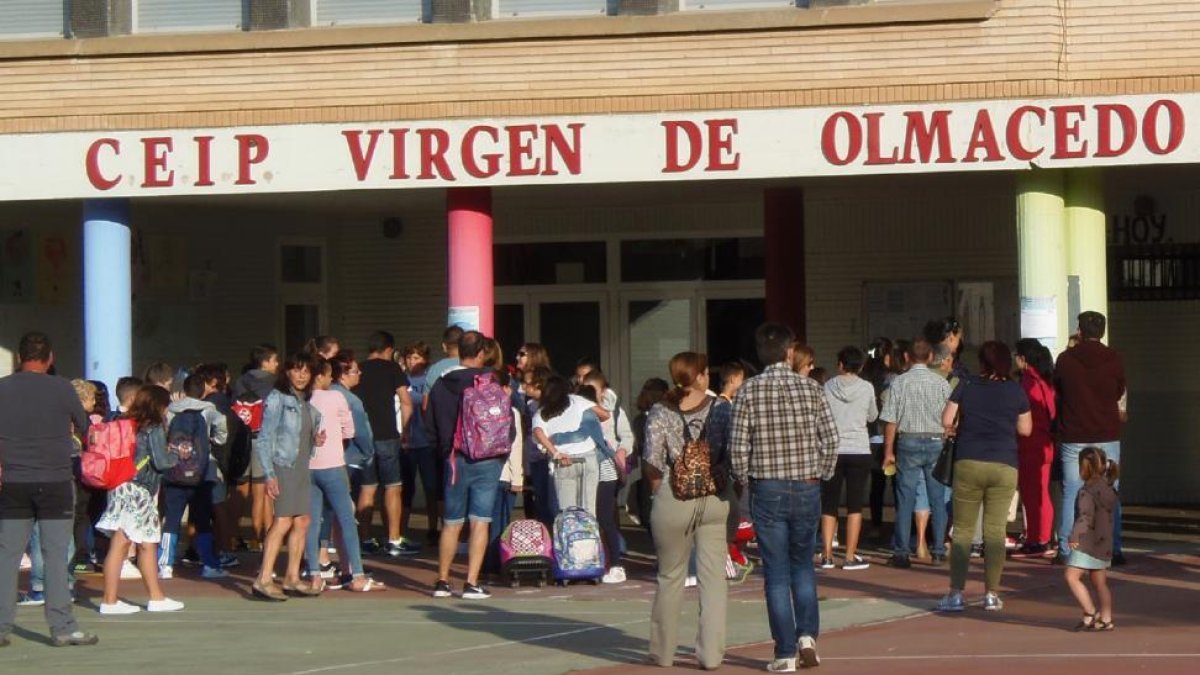 Entrada, ayer, al centro de Educación Primaria e Infantil ‘Virgen de Olmacedo’ de Ólvega, el más madrugador de la provincia.-D. S.