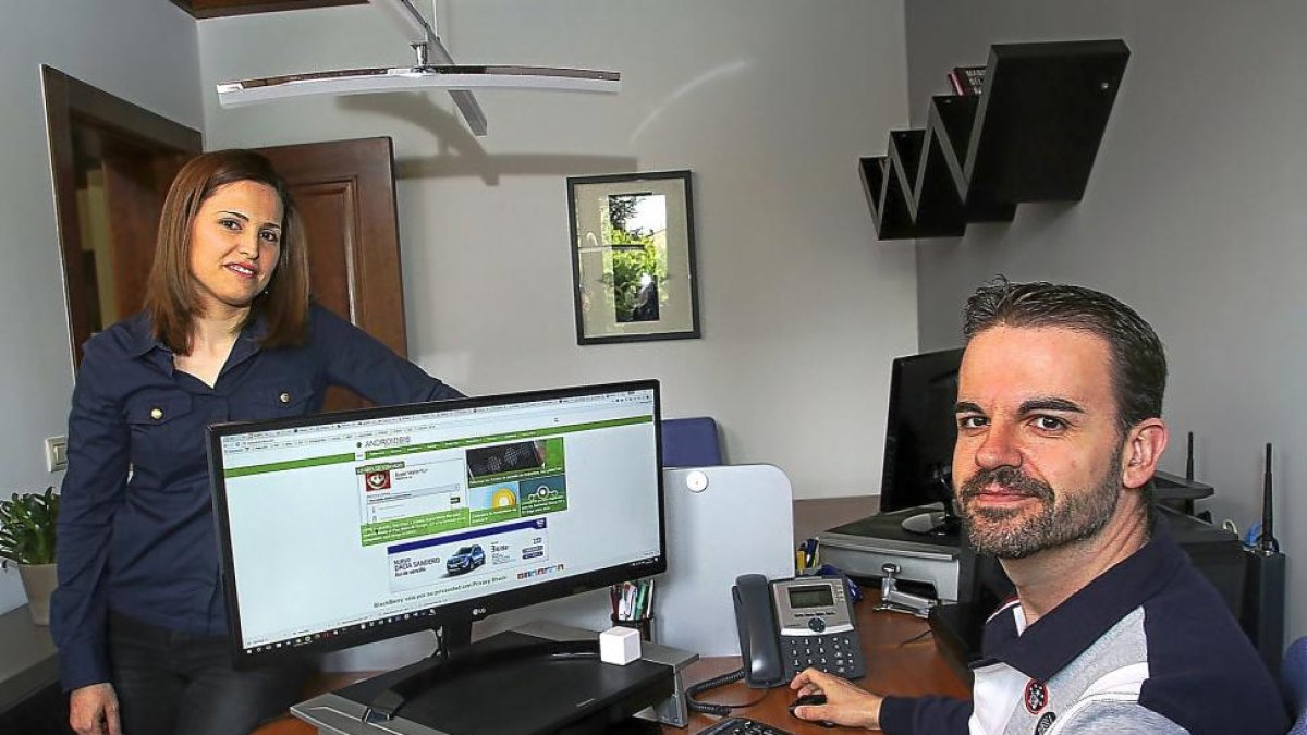 Yésica González y Miguel Ángel Gatón, en la oficina de Actualidad blog.-MANUEL BRÁGIMO