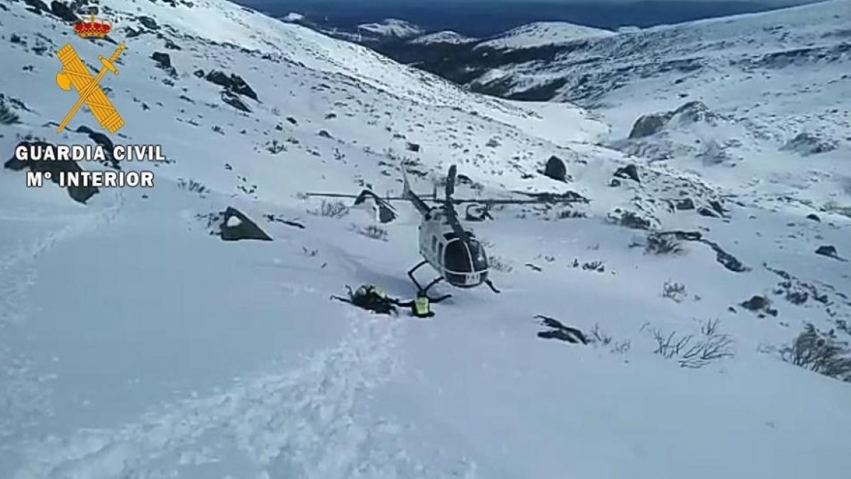 Un helicópetero en el momento del rescate.-GUARDIA CIVIL