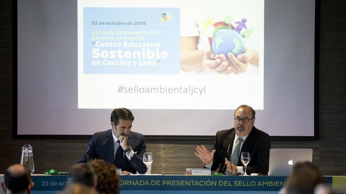 El consejero de Educación de la Junta de Castilla y León, Fernando Rey (D), acompañado por el consejero de Fomento y Medio Ambiente, Juan Carlos Suárez-Quiñones (I).-Junta Castilla y León
