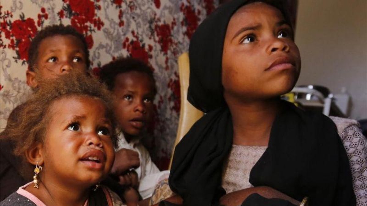 Niños yemenís aguardan para recibir atención médica en el campo de desplazados de Amrán.-YAHYA ARHAB (EFE)