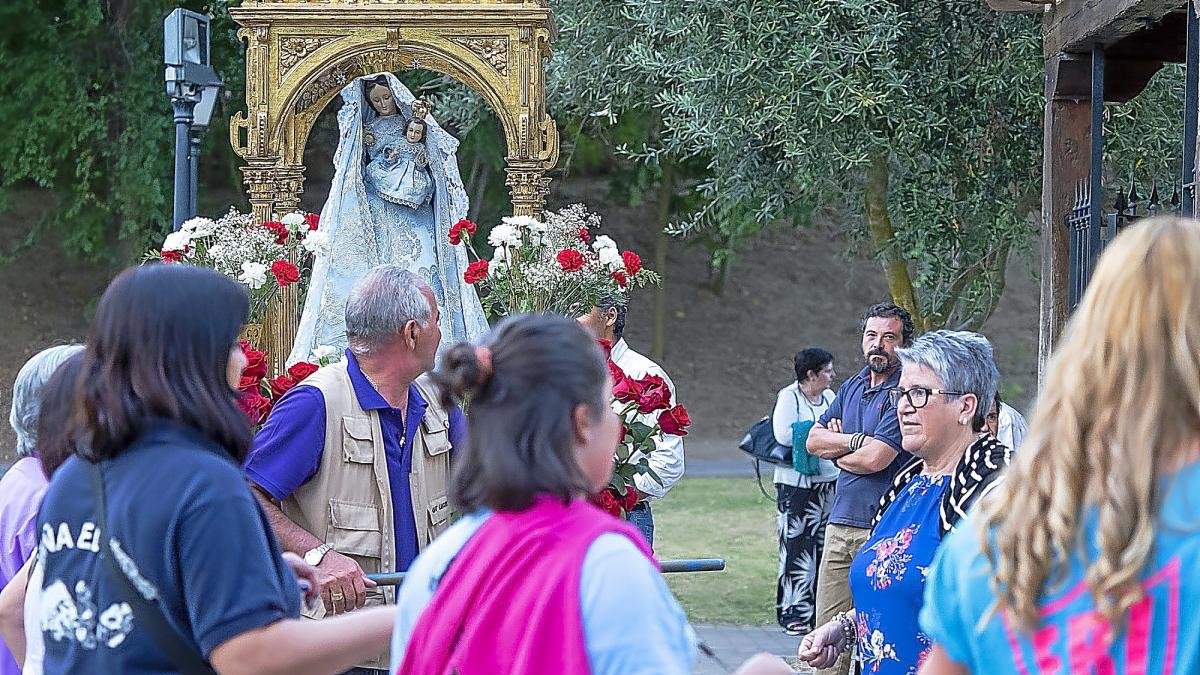 Simancas espera la llegada de la Virgen del Arrabal a la Ermita.-PABLO REQUEJO / PHOTOGENIC