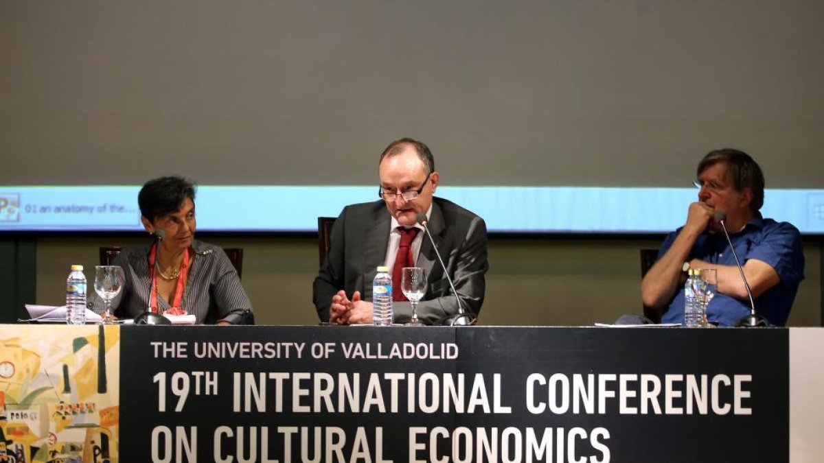 El rector de la Universidad de Valladolid, Daniel Miguel, inaugura el XIX Congreso Internacional de la Economía de la Cultura. A la izquierda de la imagen, la presidenta del comité científico del Congreso, Ilde Rizzo; y Arjo Klamer.-ICAL