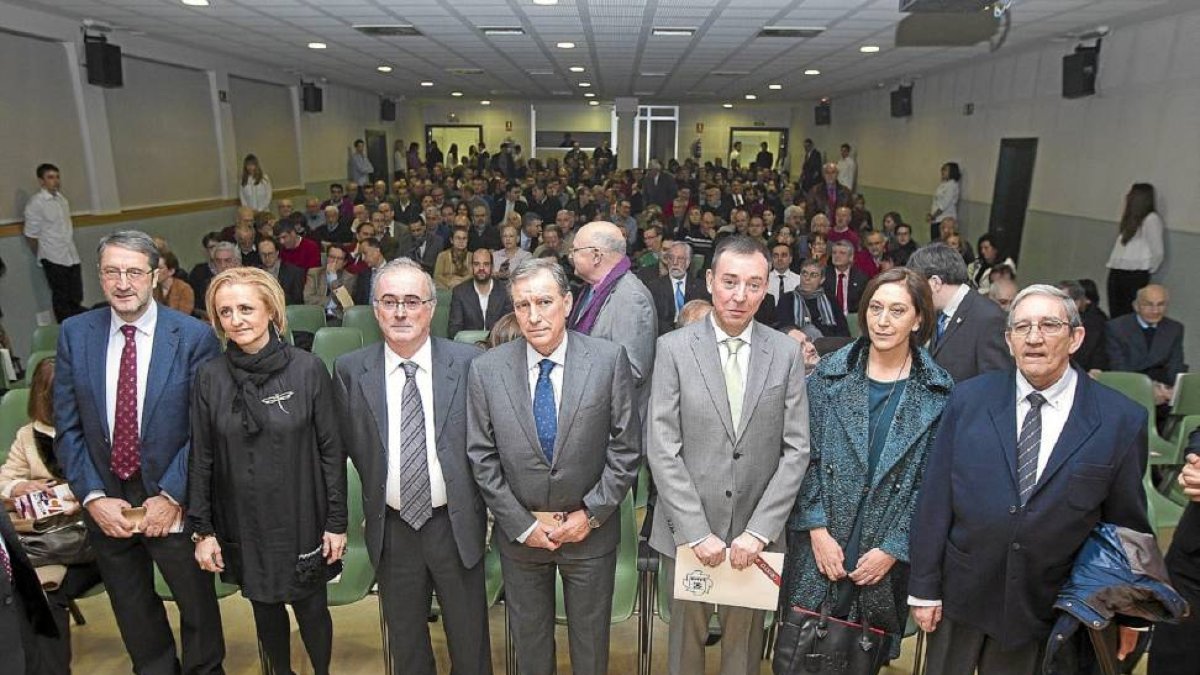 Autoridades de la Junta, el Ayuntamiento, la Compañía de Jesús, del Instituto 'Cristo Rey' y de la Fiscalía, en el acto conmemorativo-J.M.Lostau