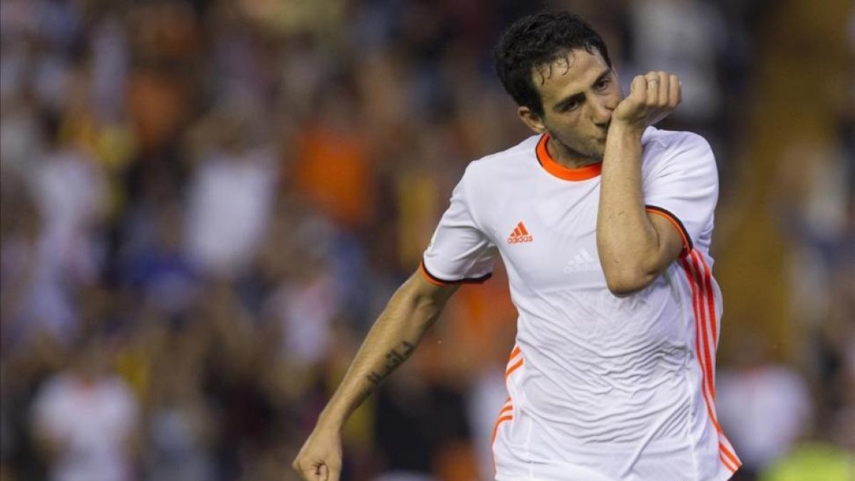 Dani Parejo celebra el segundo gol del Valencia contra el Alavés.-EFE / MIGUEL ÁNGEL POLO