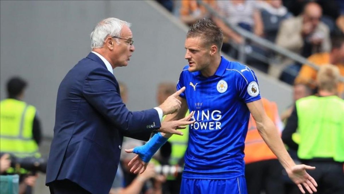 Ranieri y Vardy, en una foto de principios de temporada en el Leicester.-LINDSEY PARNABY