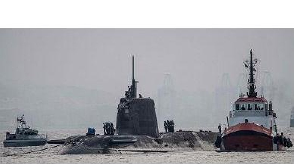 El submarino nuclear 'HMS Ambush', en aguas de Gibraltar, el 20 de julio.-AFP