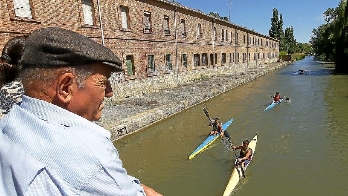 n paseante contempla el Canal de Castilla.-LOSTAU