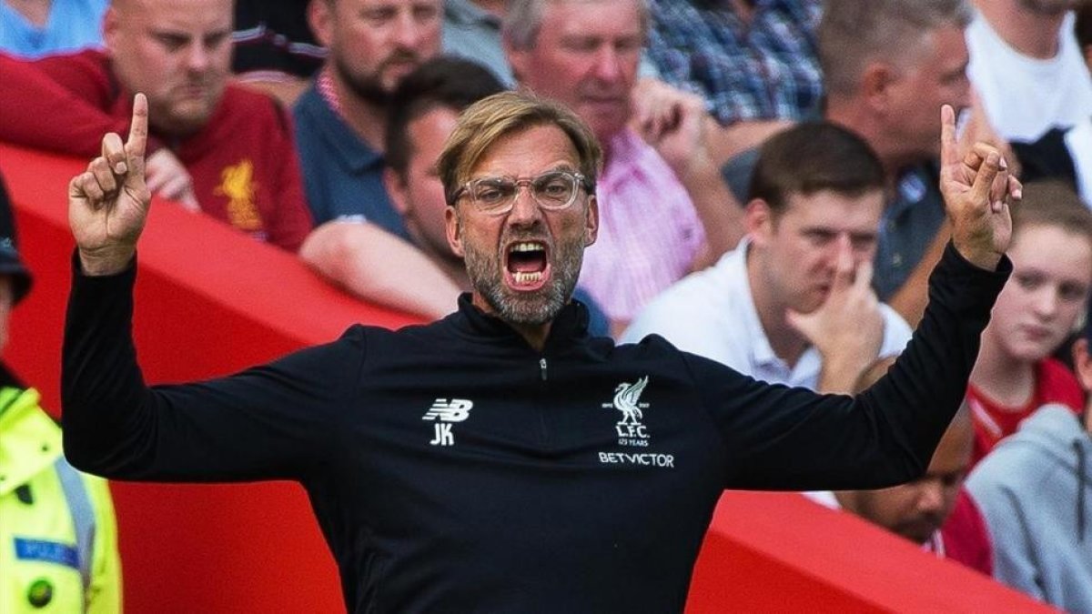 El técnico del Liverpool Jürgen Klopp da instrucciones durante el partido contra el Arsenal.-EFE / PETER POWELL