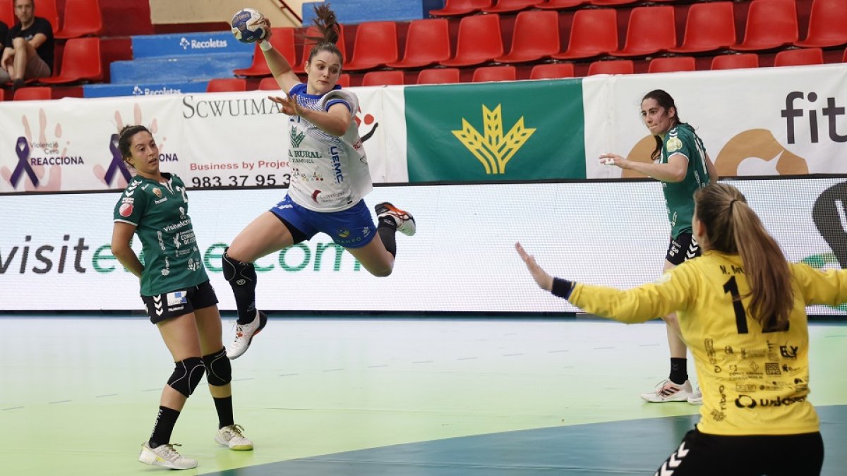 Elena Cuadrado vuela en un contraataque ante el BM Elche. / PHOTOGENIC