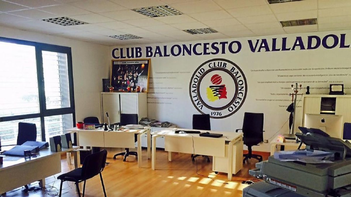 Una imagen tomada ayer de las desérticas oficinas del club morado.-G.V.