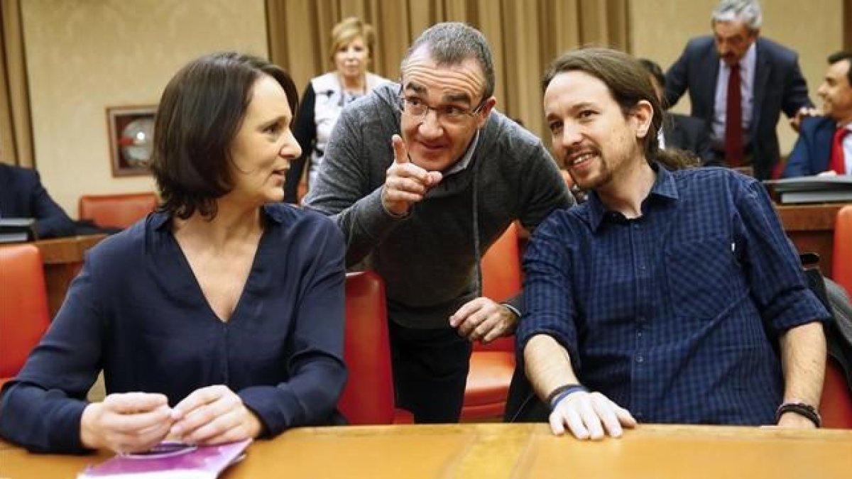 Pablo Iglesias conversa con Carolina Bescansa en el Congreso.-EFE