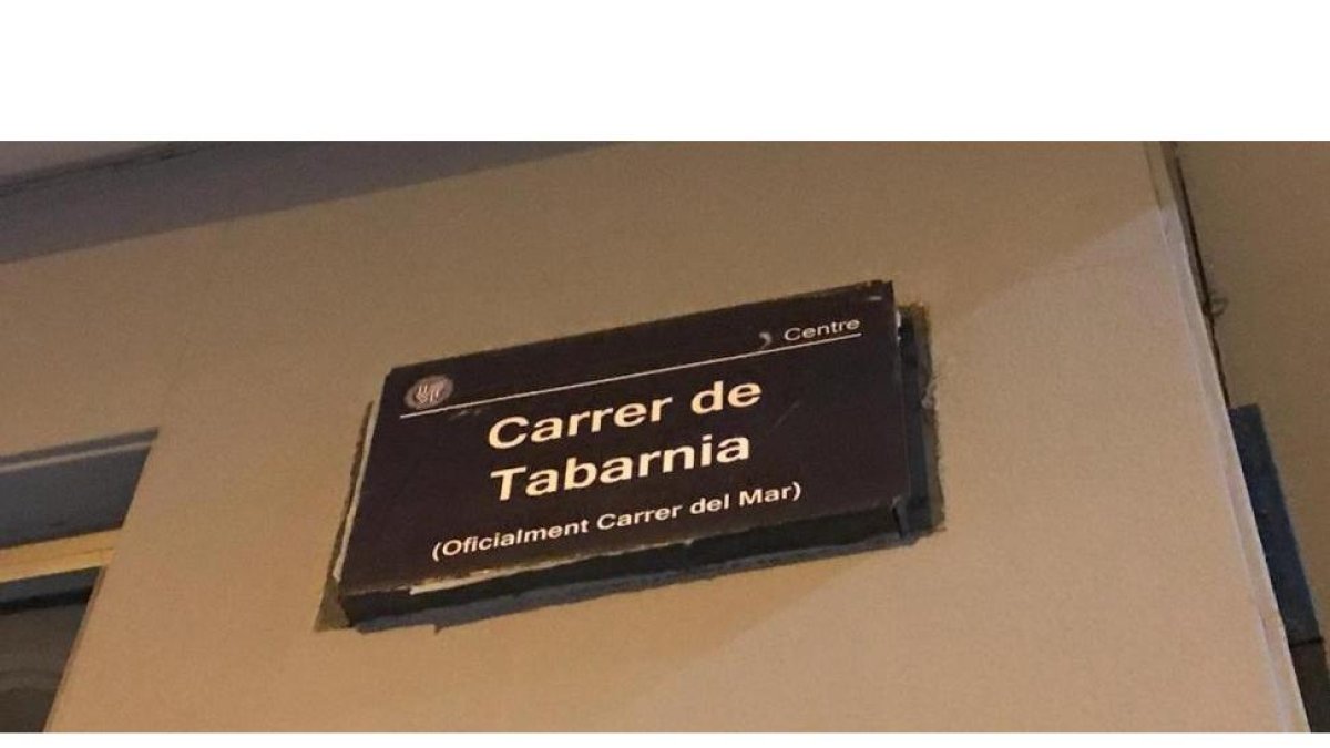 La popular calle del Mar de Badalona ha amanecido hoy como carrer de Tabarnia-/ TOT BADALONA (TWITTER)