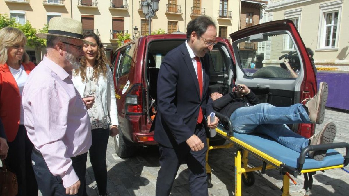 El concejal de Servicios Sociales, Luis Ángel Pérez Sotelo, se coloca en la camilla de la ambulancia que la Asociación enviará al hospital ‘Diputación de Palencia’, edificado en Birlehlu-ICAL