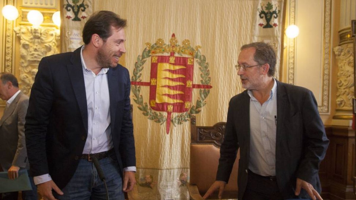 Óscar Puente y Manuel Saravia en la priemera reunión del equipo de Gobierno del Ayuntamiento.-Pablo Requejo