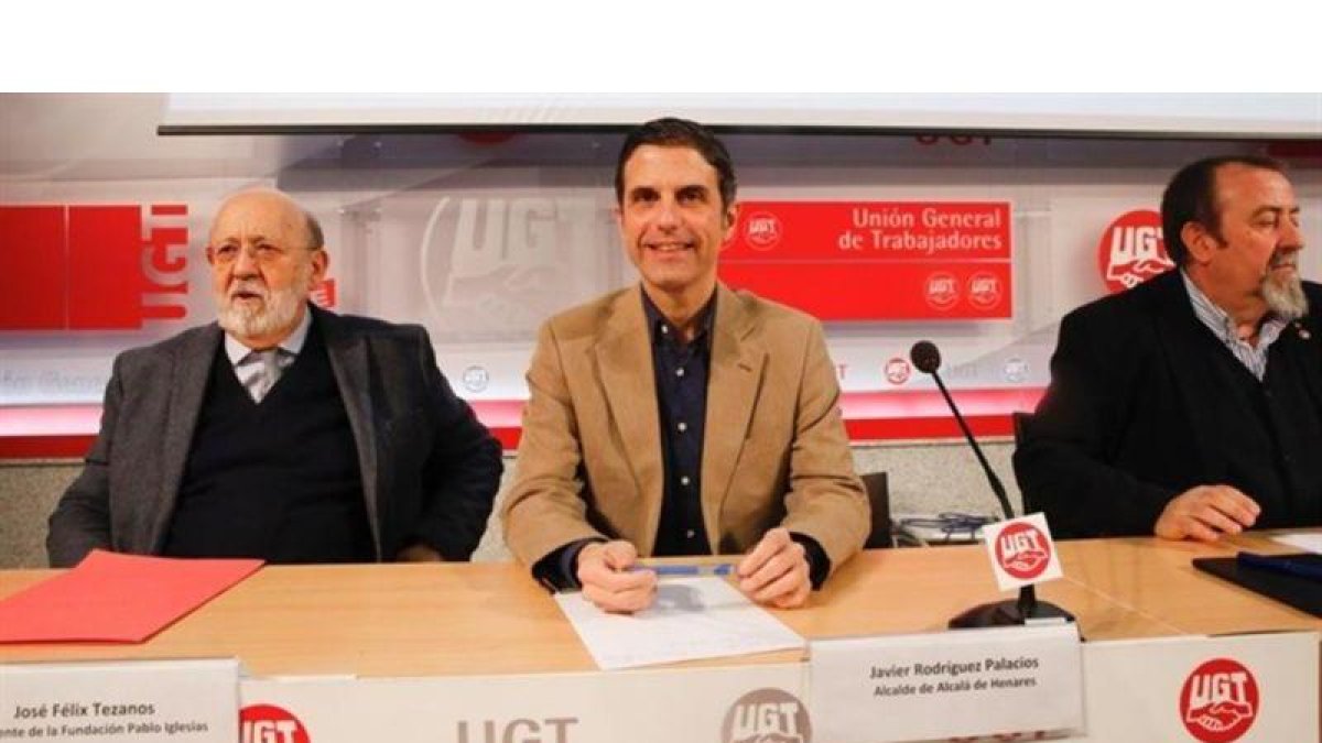El alcalde de Alcalá de Henares, Javier Rodríguez Palacios, en el centro de la fotografía.-AGENCIAS