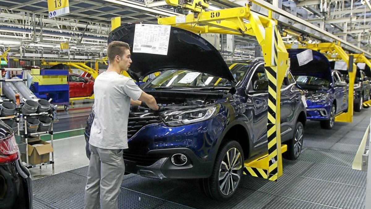 Imagen de la cadena de montaje de Renault en Palencia.-J.M. LOSTAU