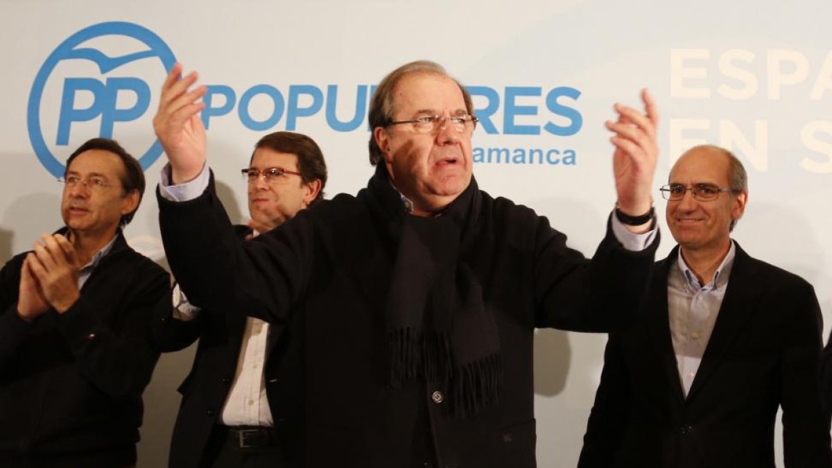 Acto de campaña del Partido Popular en Salamanca con la presencia del presidente autonómico Juan Vicente Herrera. En la imagen ( De I a D) : Gonzalo Robles, candidato por Salamanca al Senado; Alfonso Fernández Mañueco, secretario autonómico d PP; Juan Vic-Ical