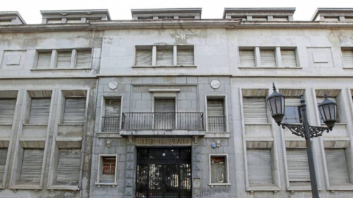 Entrada principal al edificio, ahora vacío, del Colegio El Salvador en la Plaza de San Pablo.-J.M. Lostau