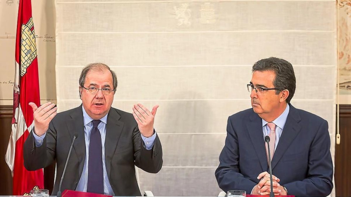 El presidente de la Junta de Castilla y León, Juan Vicente Herrera, y el vicepresidente de la Fundación Amancio Ortega Gaona, José Arnau, presentan un acuerdo de colaboración en materia de equipamiento sanitario.-ICAL