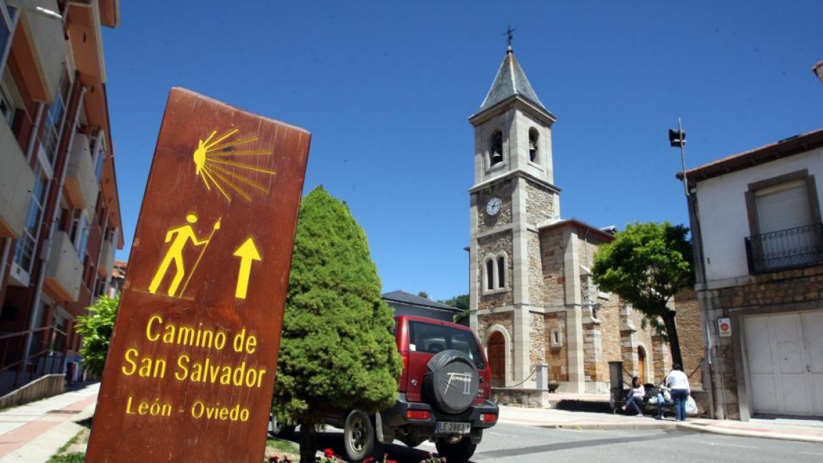 Señalización del Camino de El Salvador a su paso por Pola de Gordón (León).-ICAL