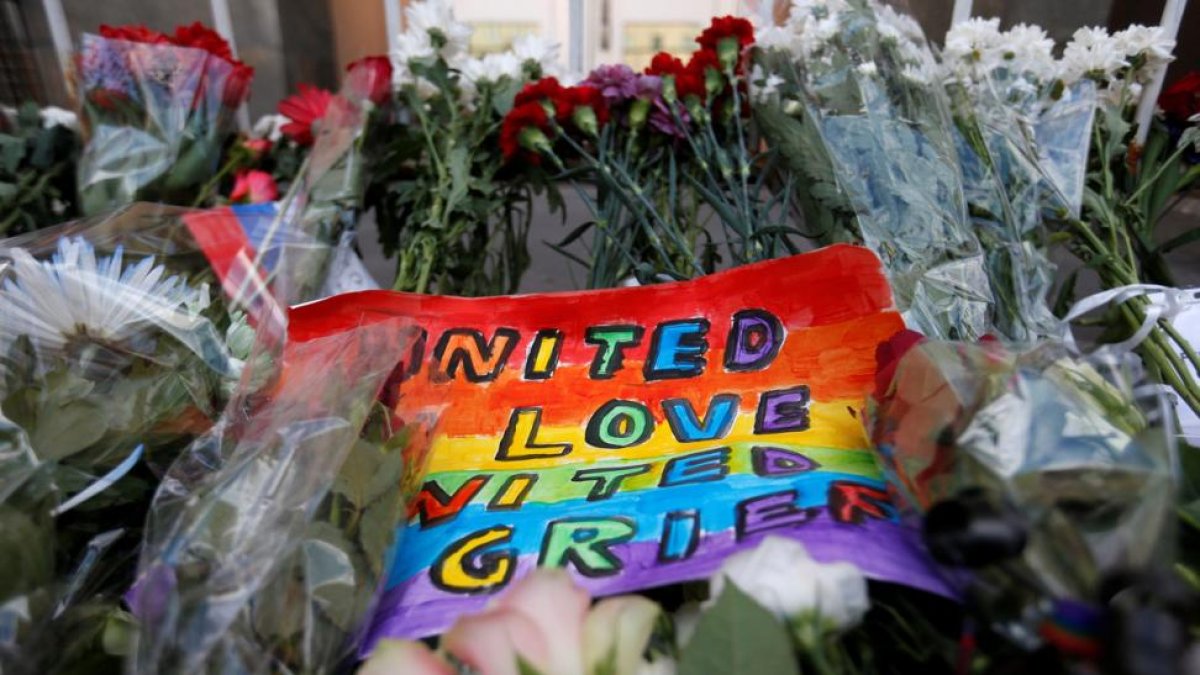 Un ramo de flores en homenaje a las víctimas de la masacre de Orlando.-MAXIM ZMEYEV / REUTERS