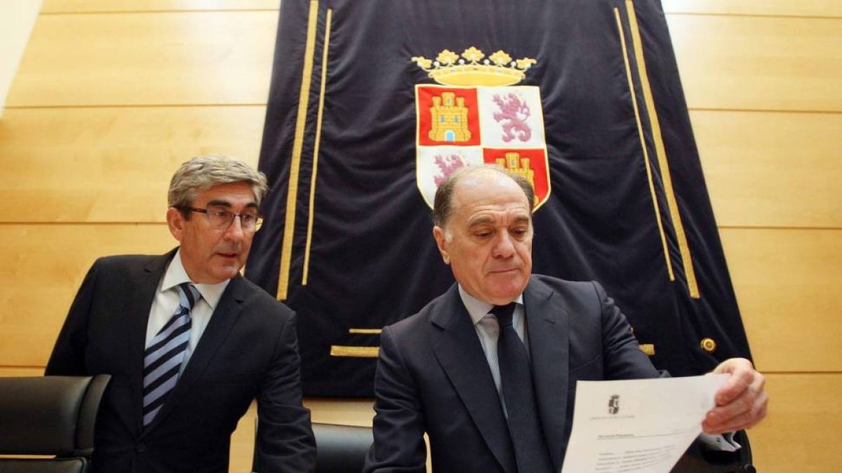 l consejero de Economía y Empleo, Tomás Villanueva, junto al vicepresidente de la Mesa de las Cortes, Fernando Rodríguez Porres, antes de comparecer ante la Diputación Permanente de las Cortes-Ical
