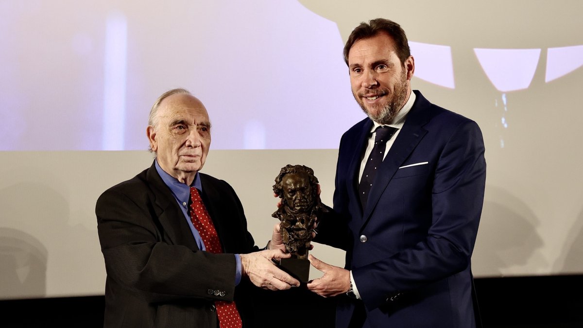 Imagen de archivo de cuando el presidente de Academia de las Artes y las Ciencias Cinematográficas de España, Fernando Méndez-Leite, se reunió con Puente que era alcalde. E. M.