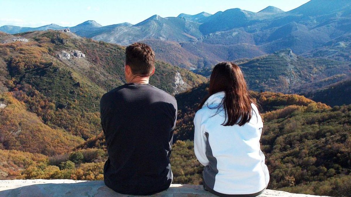 Dos turistas comtemplan una de las múltiples panorámicas que ofrece la Ruta de los Pantanos.-L.P.