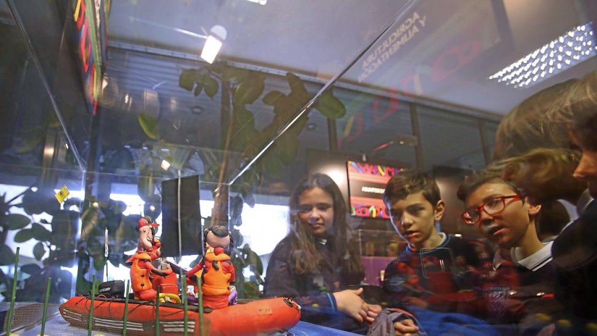 Escolares de quinto de primaria visitan la exposición.-ICAL