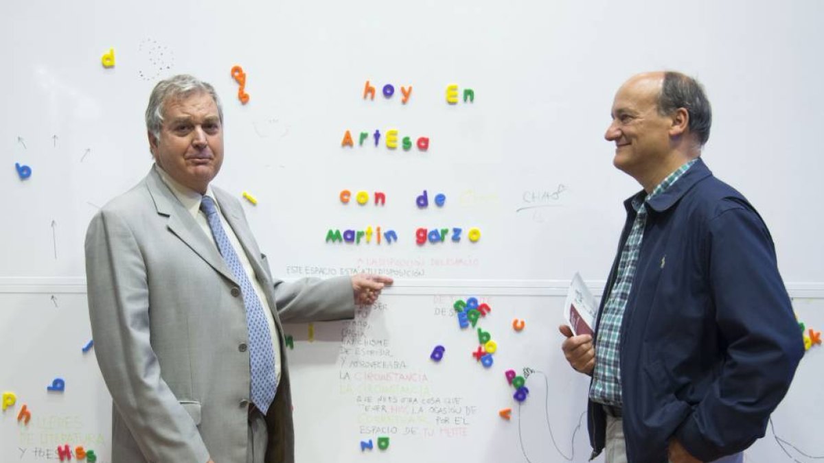 El escritor vallisoletano Gustavo Martín Garzo (D) y el poeta burgalés Luis Conde Díaz (I) inauguran el ciclo de conferencias ‘Artesa. El recuerdo de una vanguardia histórica’ del Instituto Castellano y Leonés de la Lengua.-ICAL