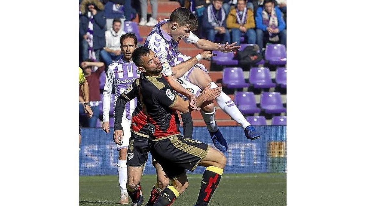 Toni Villa es frenado de manera espectacular por Jordi Amat.-J. M. LOSTAU
