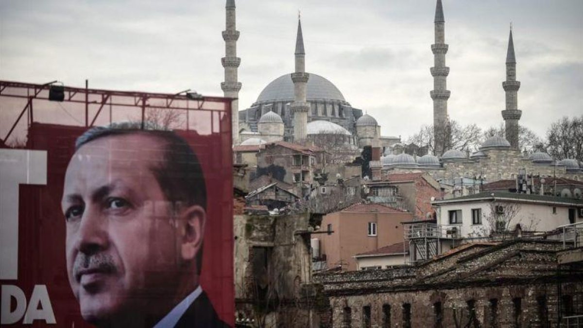 Una valla electoral de Erdogan con la mezquira Suleymaniye de Estambul al fondo.-YASIN AKGUL