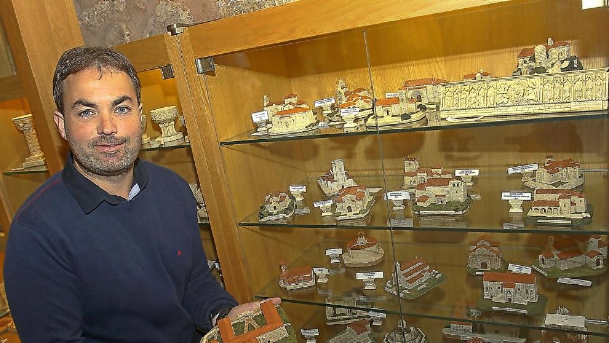 César del Valle, coordinador de Ornamentos Arquitectónicos.-MANUEL BRÁGIMO