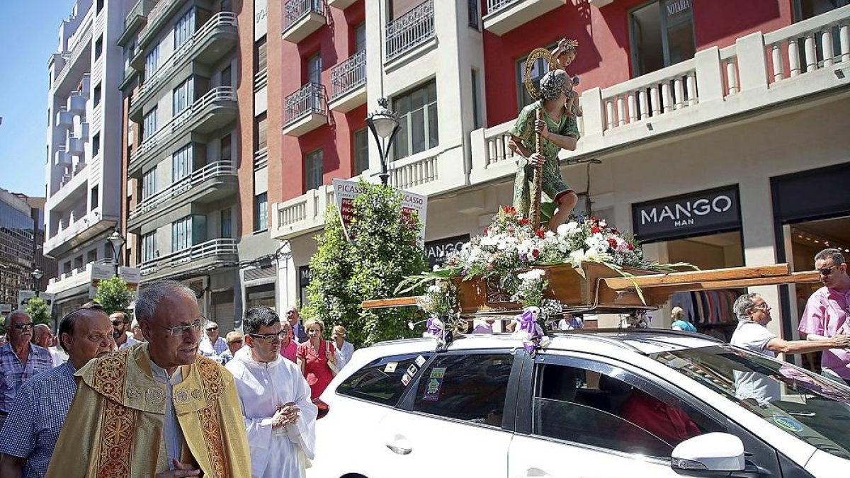 Procesión de los taxistas, con la imagen de San Cristóbal sobre un taxi.-ICAL