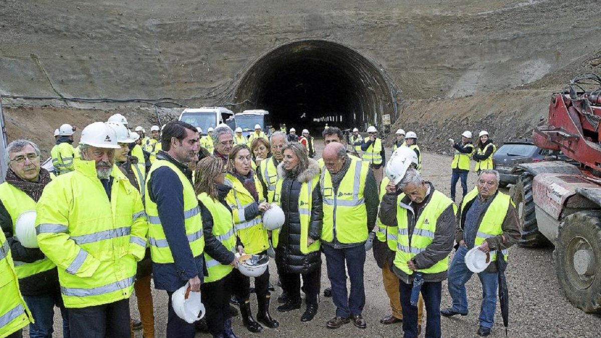 La ministra Ana Pastor, acompañada por el consejero de Fomento, Juan Carlos Suárez-Quiñones, ayer en una visita a las obras del AVE en Zamora.-ICAL