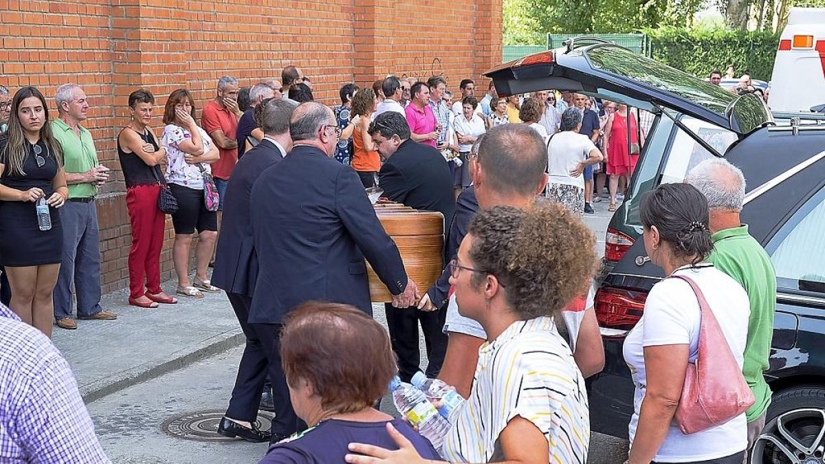 Salida del ferétro de uno de los cuatro jóvenes, arropado por los familiares y vecinos de la localidad salmantina de Alba de Tormes.-ICAL