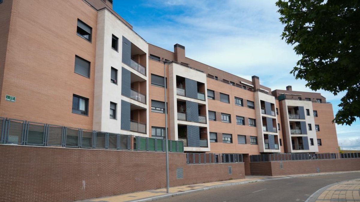 Edificio con viviendas ocupadas en Arroyo. / LOSTAU