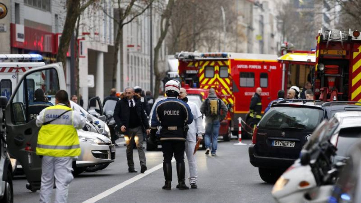Policías y miembros de los servicios de emergencia congregados en el lugar tras el tiroteo registrado en Mntrouge, al sur de París (Francia) hoy.-Foto: EFE