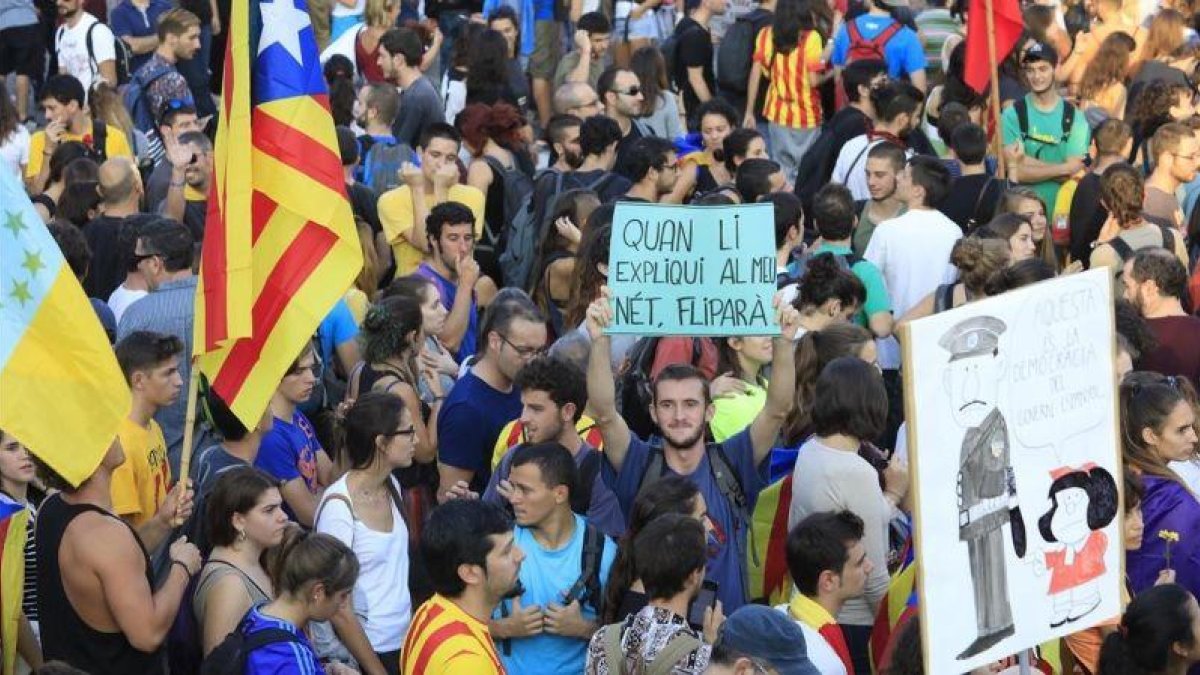 Jóvenes manifestándose el pasado 3 de octubre con motivo de la huelga general.-FERRAN NADEU