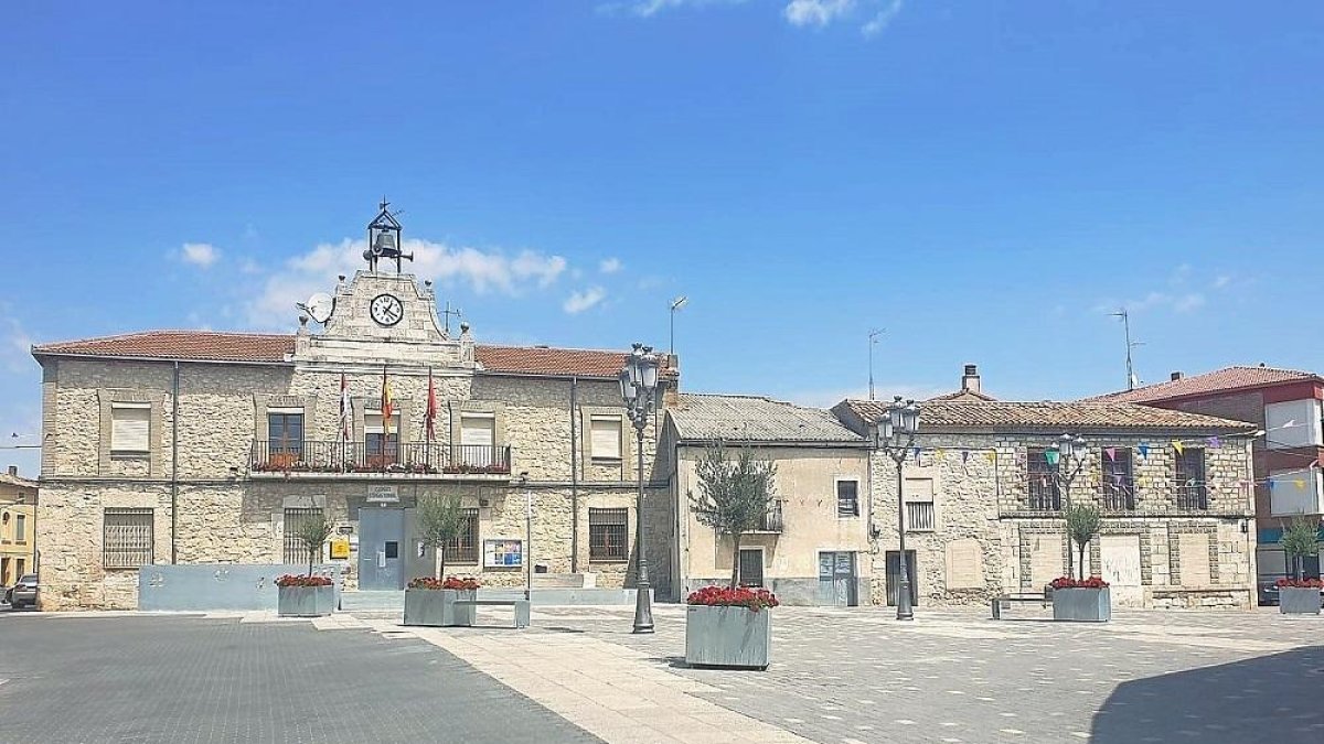 Plaza Mayor de Cogeces del Monte con el Ayuntamiento al fondo, en una imagen de archivo.-EUROPA PRESS
